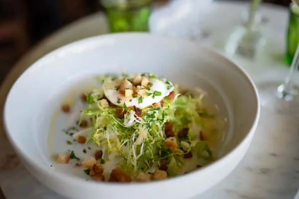 La Salade frisée aux lardons